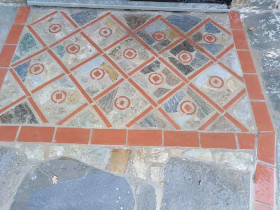 Διακοσμητική πλακόστρωση με γεωμετρικά μοτίβα και πέτρινα περιθώρια