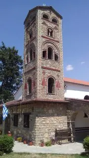 Ψηλό πέτρινο καμπαναριό εκκλησίας
